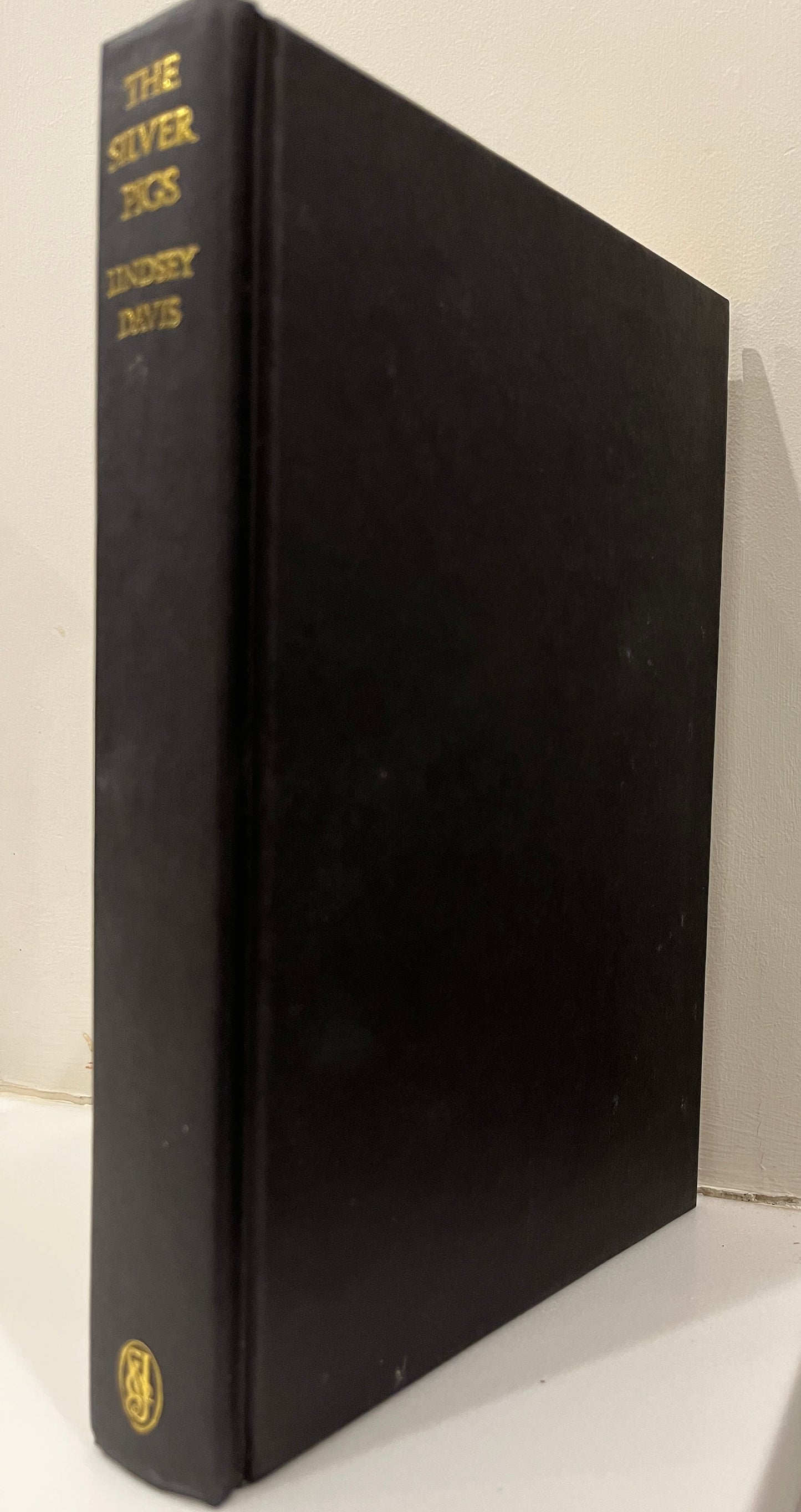 The Silver Pigs by Lindsey Davis Hardcover/Dust Jacket, 1st UK Edition/1st Printing