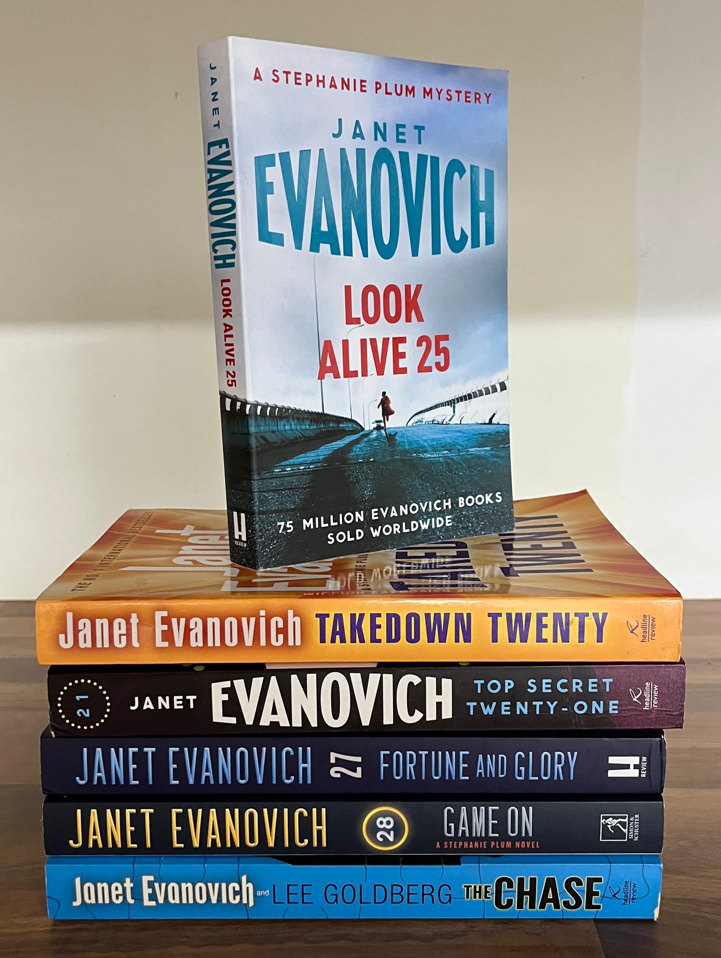 6 Assorted Janet Evanovich Titles #20, 21, 25, 27, 28, Chase TPB +