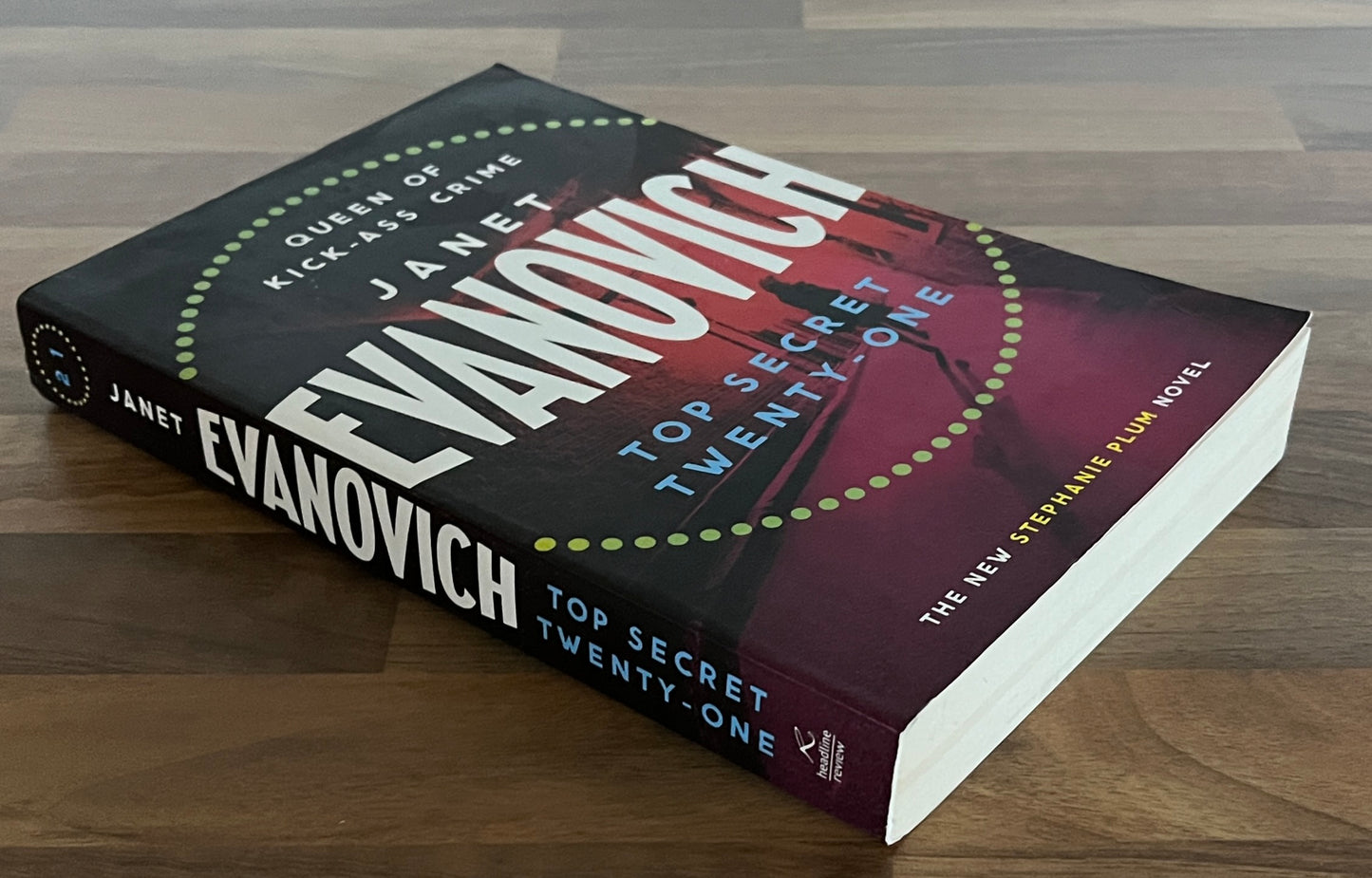 6 Assorted Janet Evanovich Titles #20, 21, 25, 27, 28, Chase TPB +
