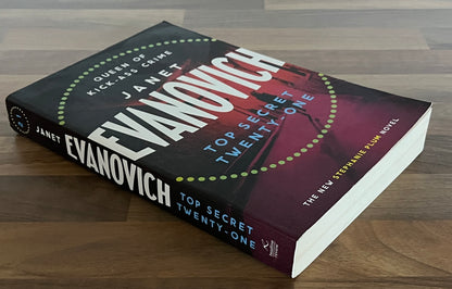 6 Assorted Janet Evanovich Titles #20, 21, 25, 27, 28, Chase TPB +