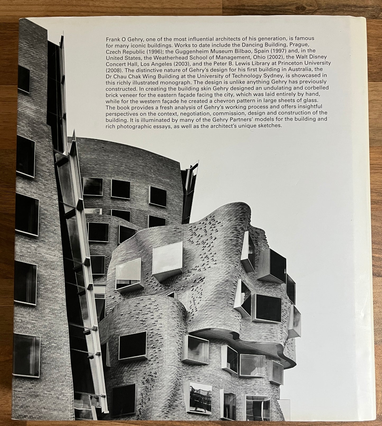 Gehry in Sydney: The Dr. Chau Chak Wing Building, UTS - Edited by Liisa Naar, Stewart Clegg HC/DJ