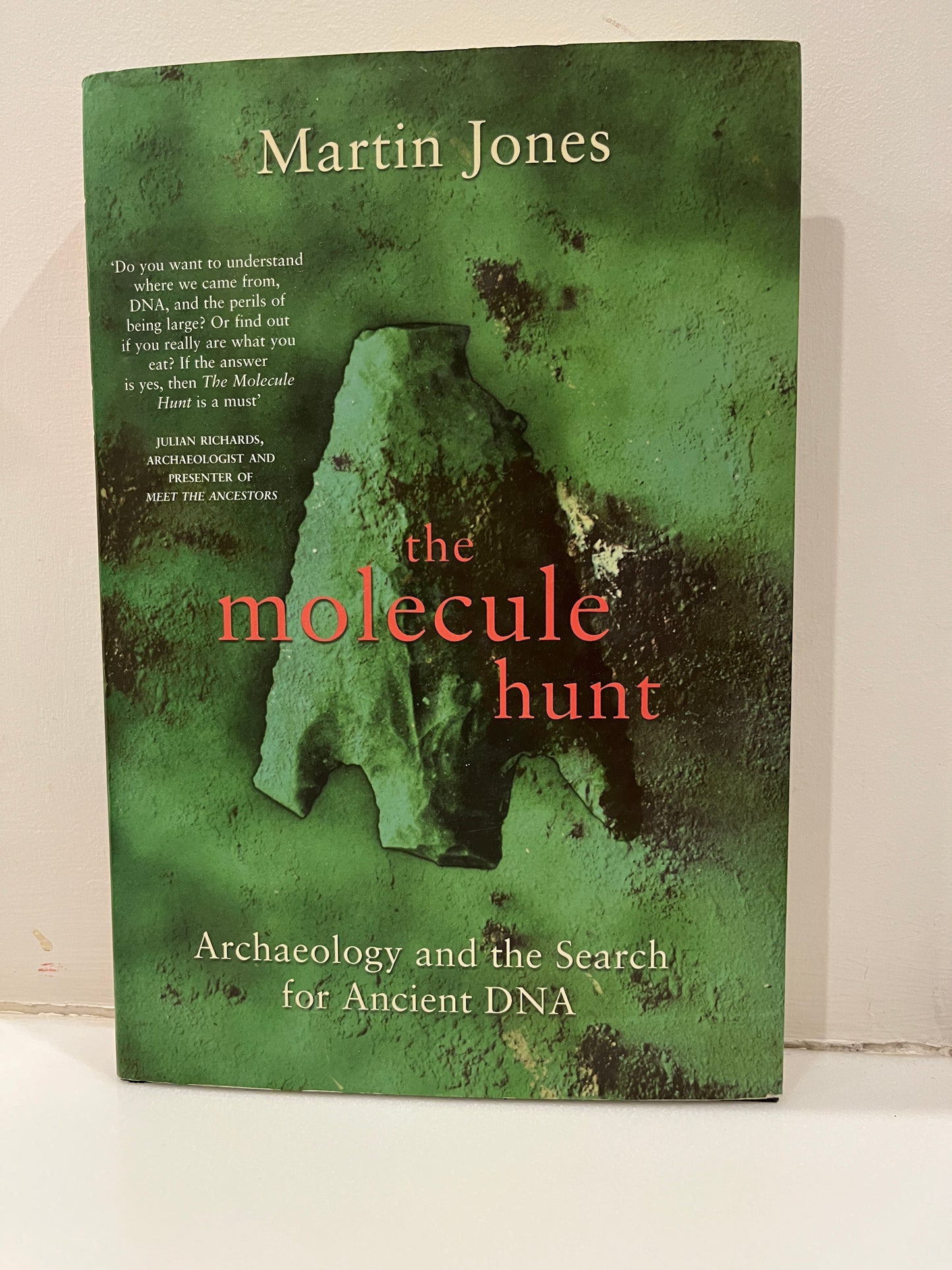 The Molecule Hunt: Archaeology and the Search for Ancient DNA by Martin Jones HC/DJ