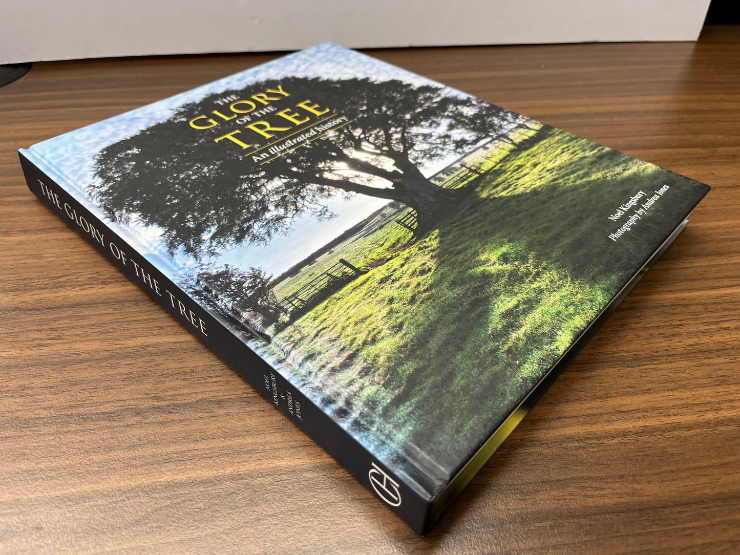 Glory of the Tree: An Illustrated History by Noel Kingsbury & Andrea Jones HC/DJ