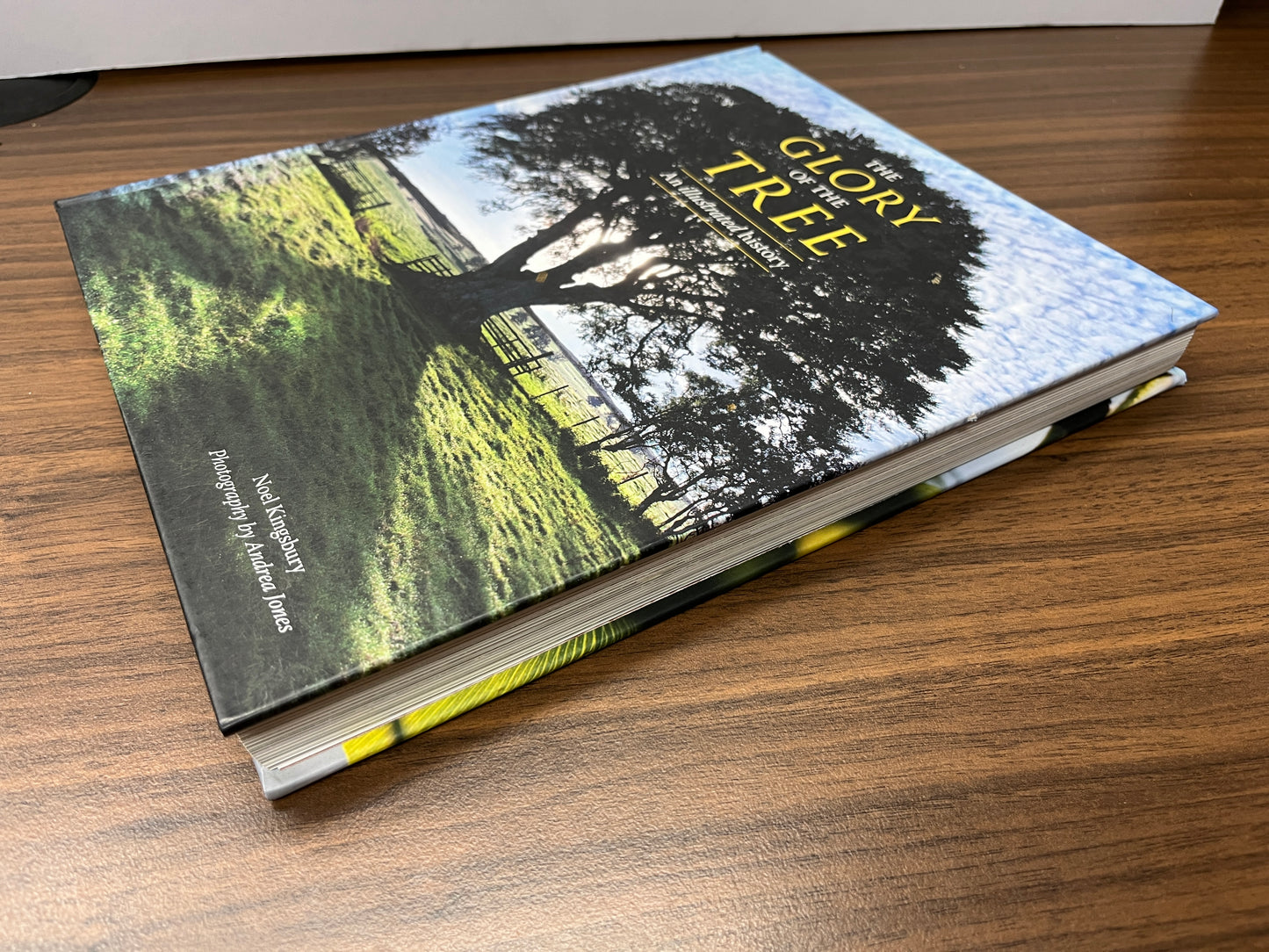 Glory of the Tree: An Illustrated History by Noel Kingsbury & Andrea Jones HC/DJ