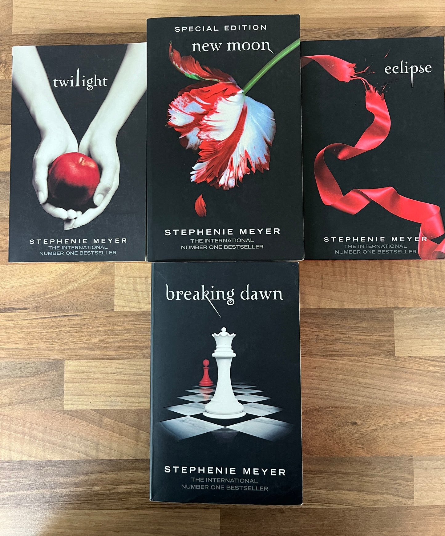 Twilight Saga 1-4: Twilight, Eclipse, New Moon, Breaking Dawn by Stephenie Meyer
