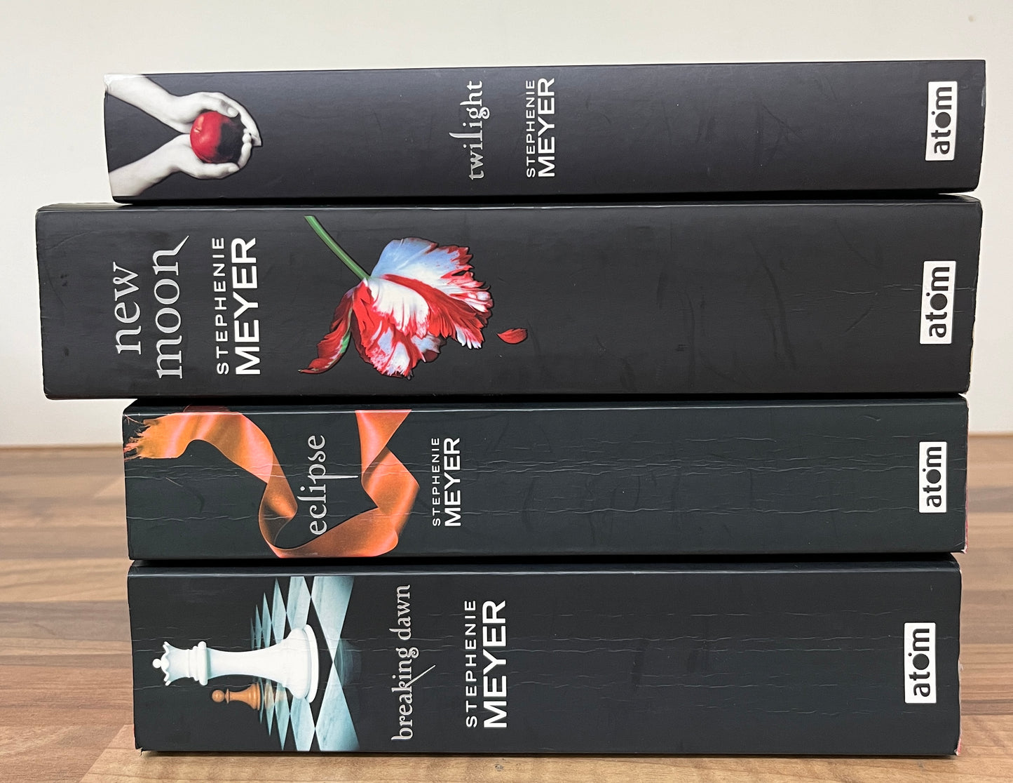 Twilight Saga 1-4: Twilight, Eclipse, New Moon, Breaking Dawn by Stephenie Meyer